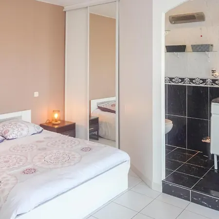 Vakantiehuis Gorgeous In With Kitchen