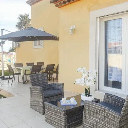Gorgeous In With Kitchen Holiday home *