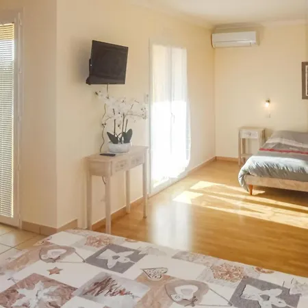 Gorgeous In With Kitchen Marseillan (Herault)