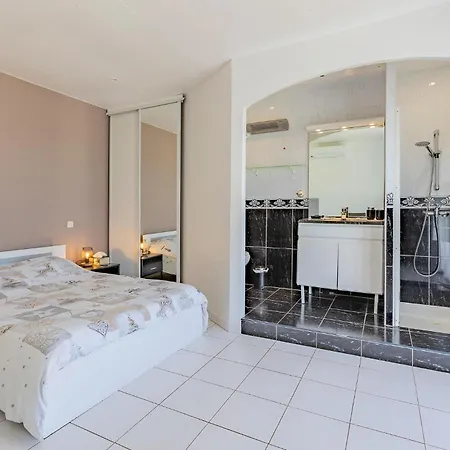 Holiday home Gorgeous In With Kitchen *